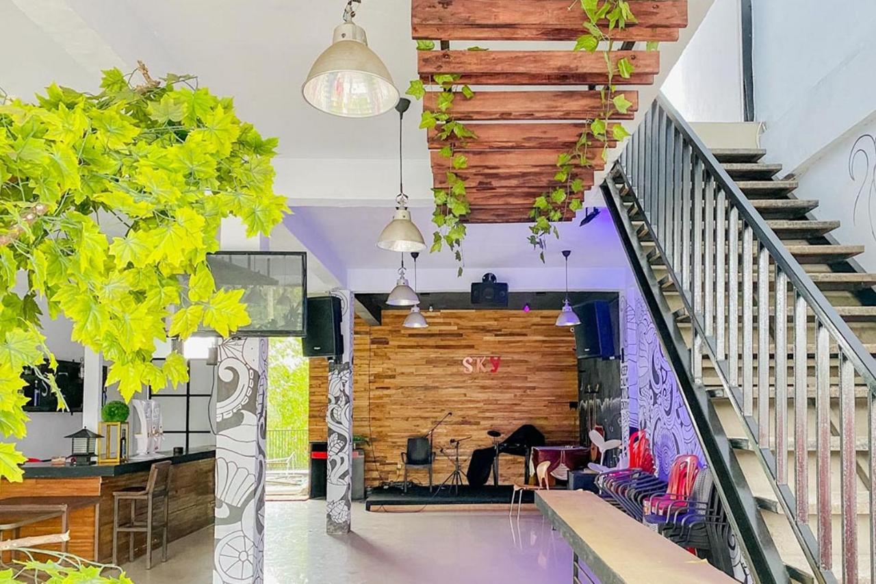 Sky Residence Tomohon Mitra Reddoorz Экстерьер фото